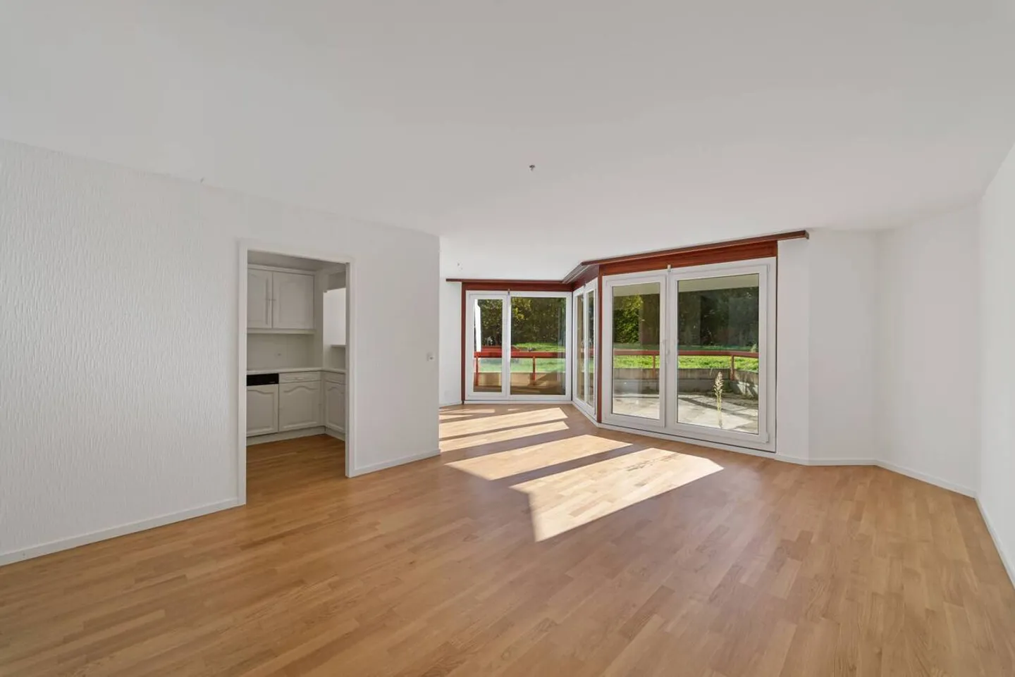 Beautiful 3.5-room apartment with southwest terrace in a sought-after neighborhood - Photo 2 of 5