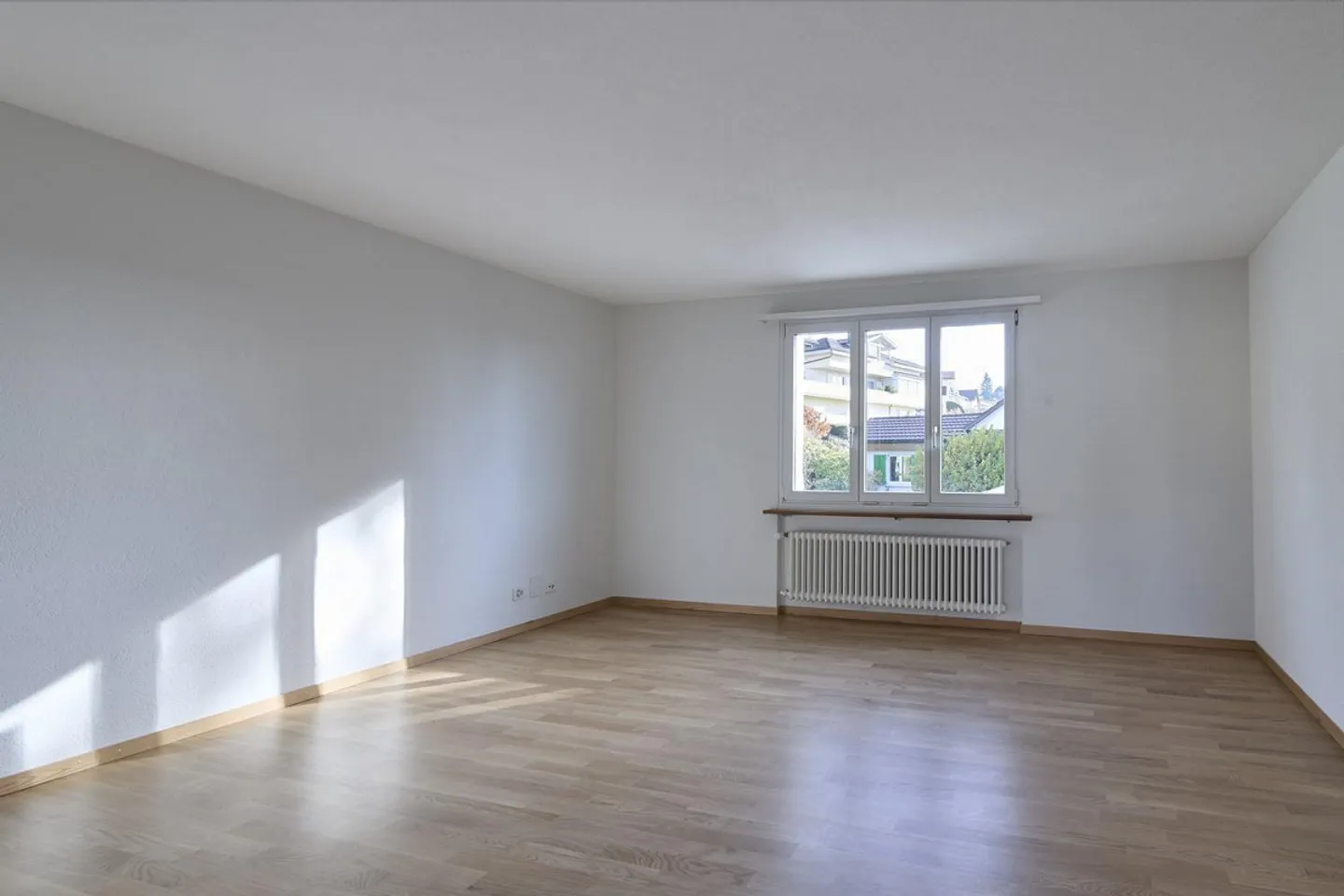 Casa unifamiliare indipendente di 6½ locali con fascino, stile e grande giardino a Weiningen - Foto 8 di 13