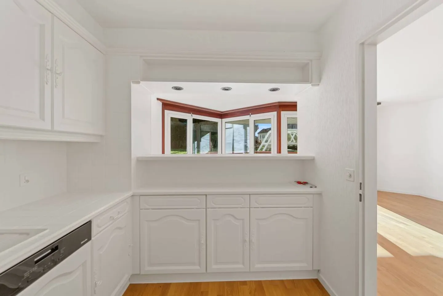 Beautiful 3.5-room apartment with southwest terrace in a sought-after neighborhood - Photo 3 of 5