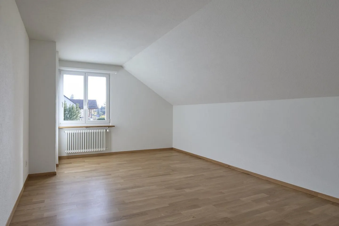 Casa unifamiliare indipendente di 6½ locali con fascino, stile e grande giardino a Weiningen - Foto 9 di 13