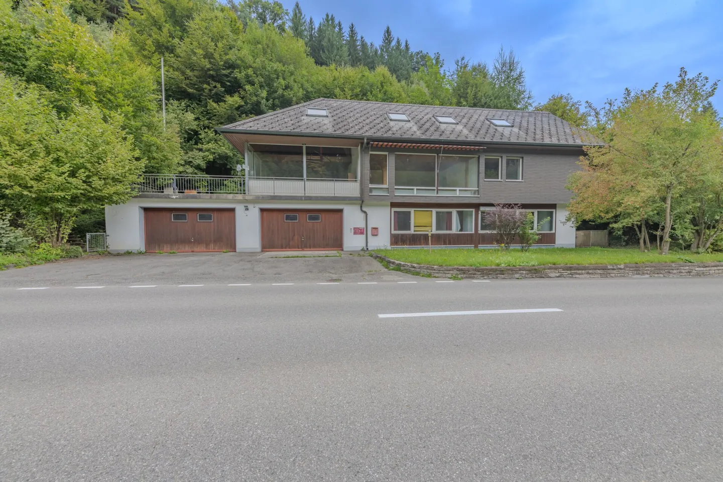 LARGE PROPERTIES - Renovation-Needed Single-Family Home in Krauchthal - only 8 km from Bern - Photo 1 of 19
