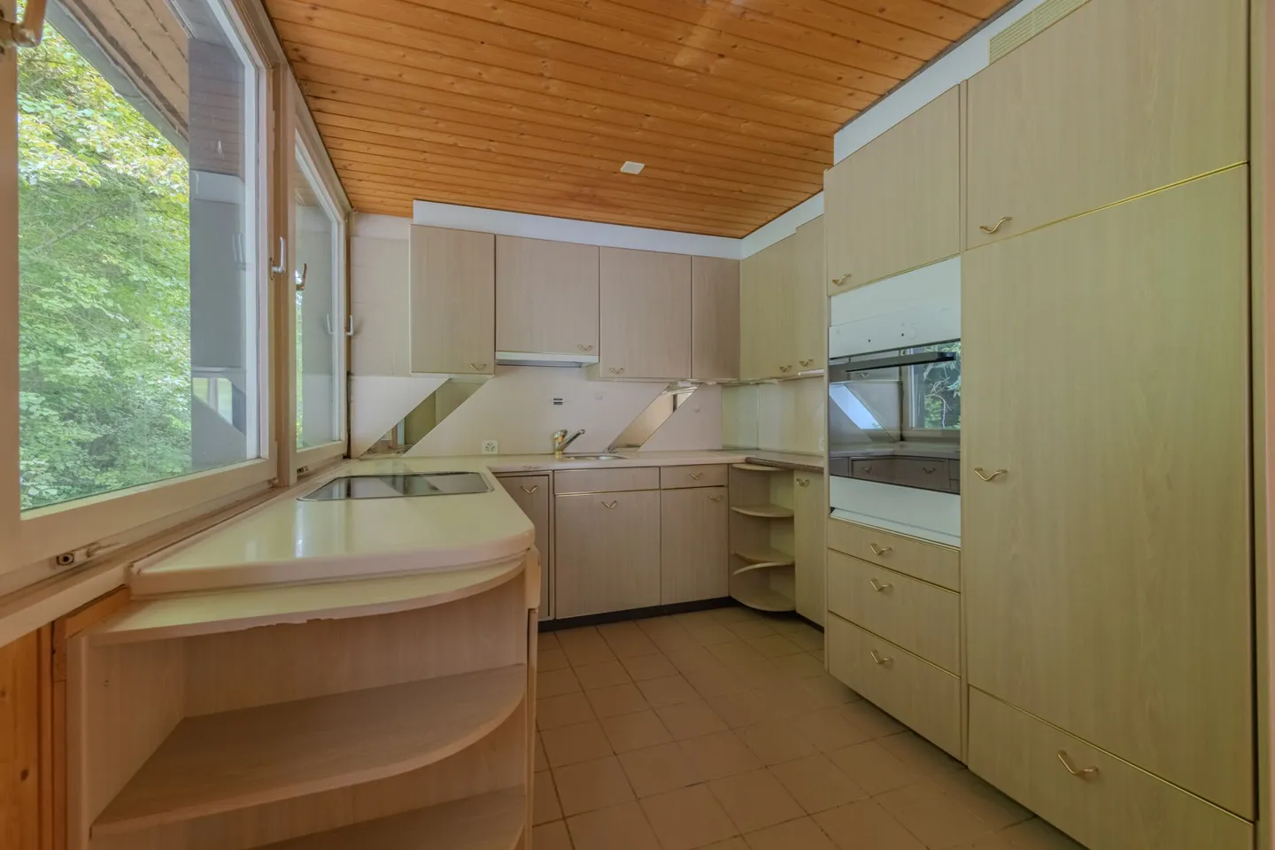 LARGE PROPERTIES - Renovation-Needed Single-Family Home in Krauchthal - only 8 km from Bern - Photo 5 of 19