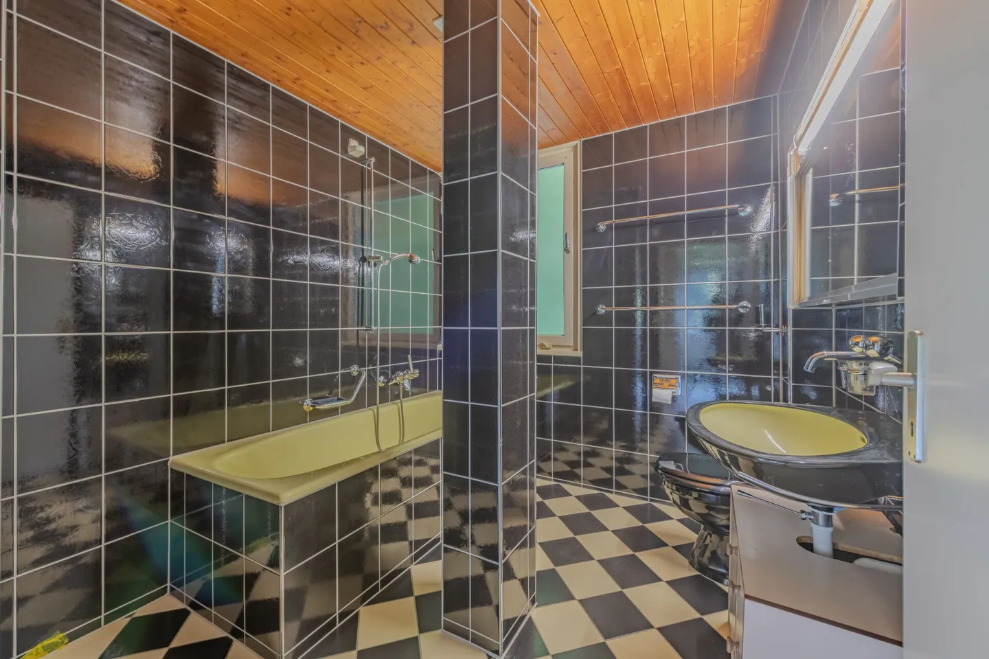 LARGE PROPERTIES - Renovation-Needed Single-Family Home in Krauchthal - only 8 km from Bern - Photo 9 of 19