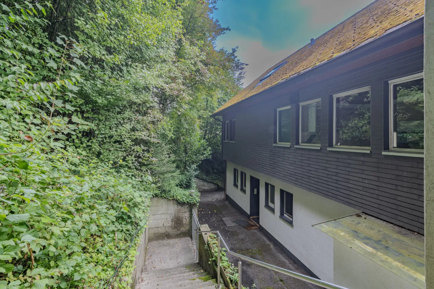 LARGE PROPERTIES - Renovation-Needed Single-Family Home in Krauchthal - only 8 km from Bern - Photo 2 of 19