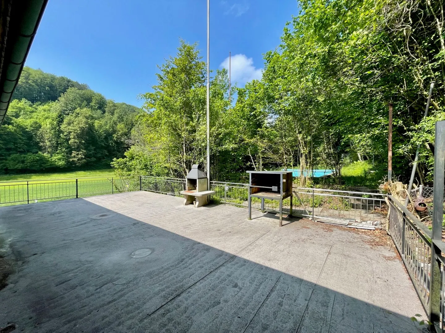 LARGE PROPERTIES - Renovation-Needed Single-Family Home in Krauchthal - only 8 km from Bern - Photo 3 of 19