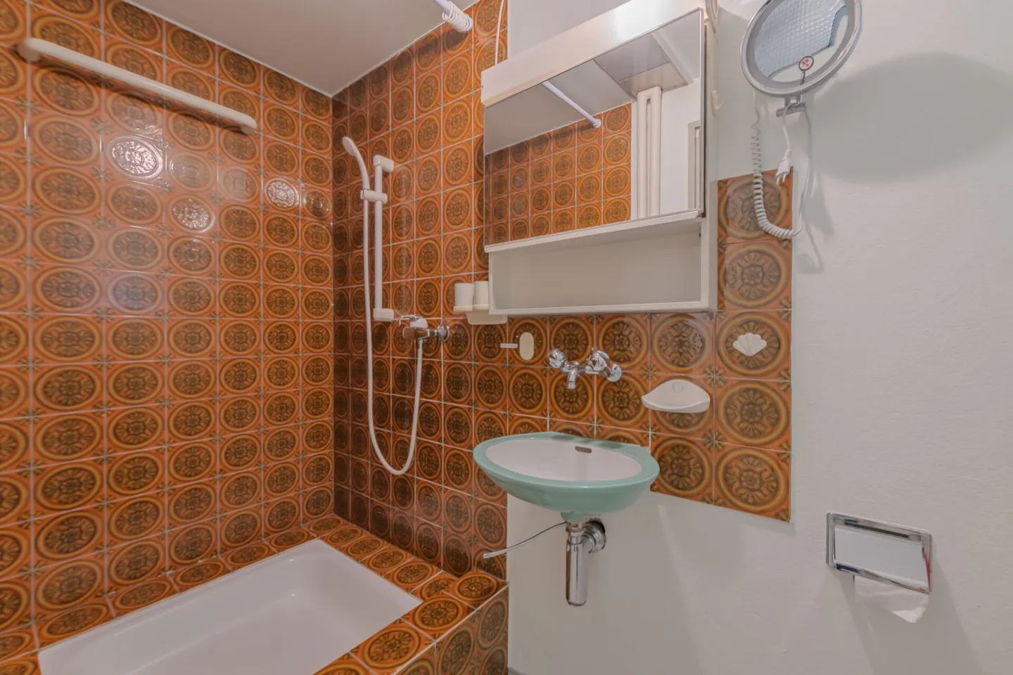 LARGE PROPERTIES - Renovation-Needed Single-Family Home in Krauchthal - only 8 km from Bern - Photo 16 of 19