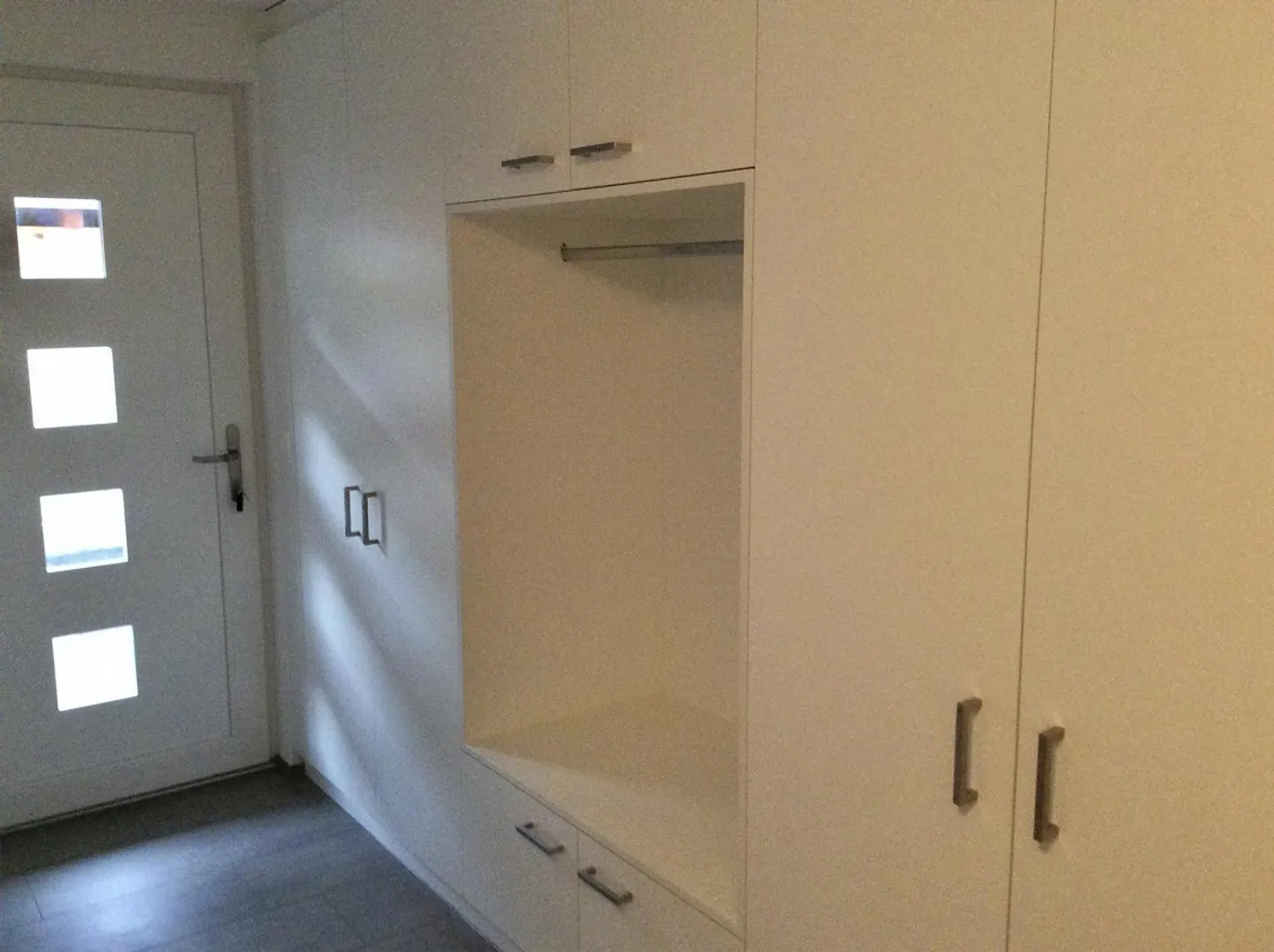 Modern 2.5-room apartment with patio - Photo 3 of 10