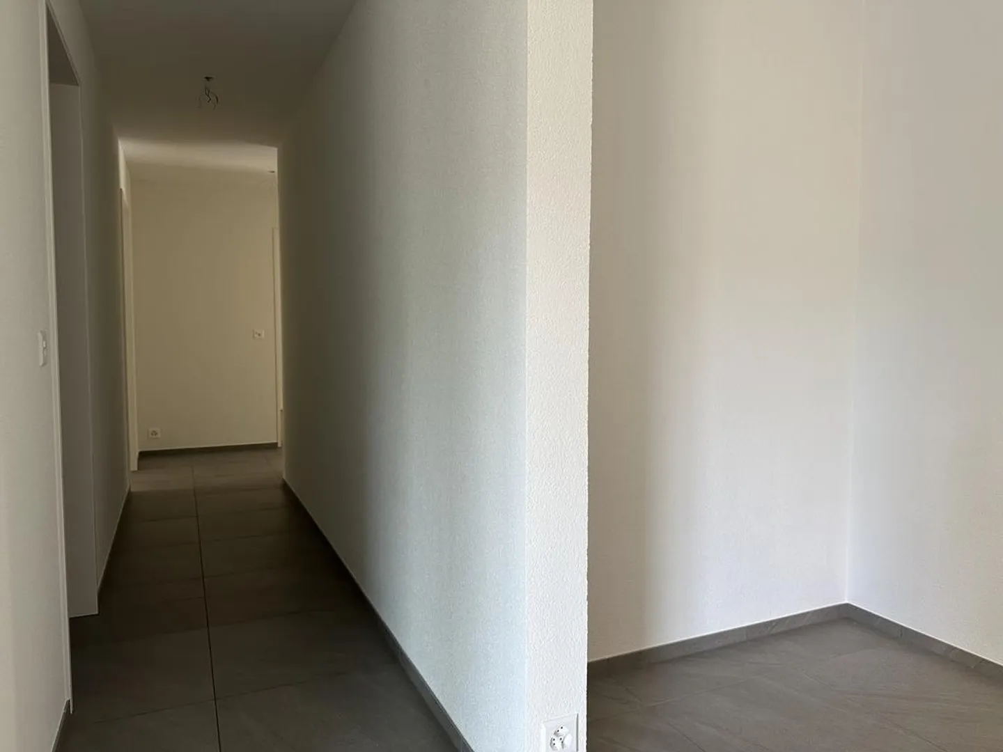NUOVA COSTRUZIONE: APPARTAMENTO TRANQUILLO IN UNA POSIZIONE CENTRALE CON BALCONE - Foto 5 di 12