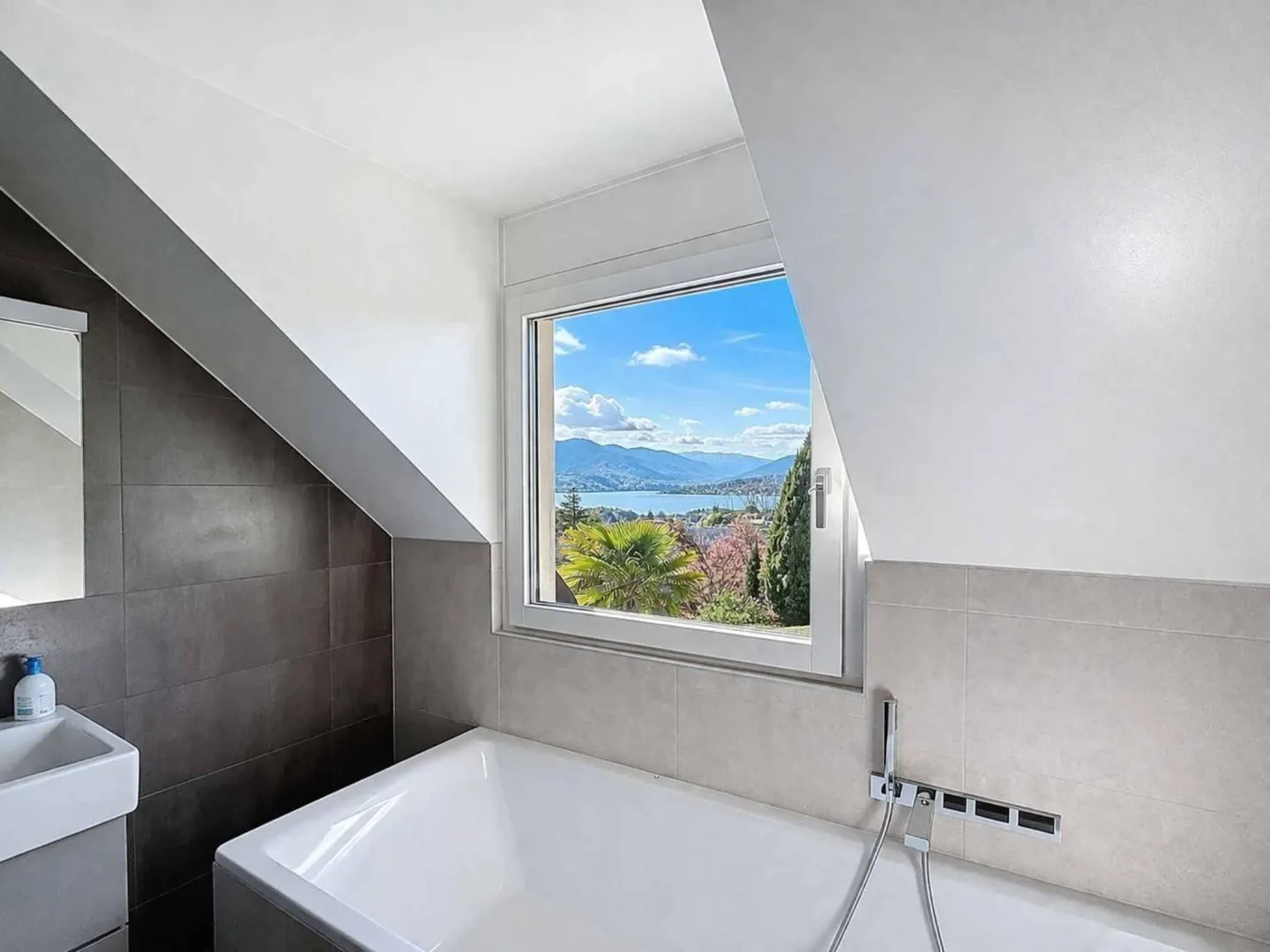 Standing Twin Villa with Lake View - Photo 10 of 13