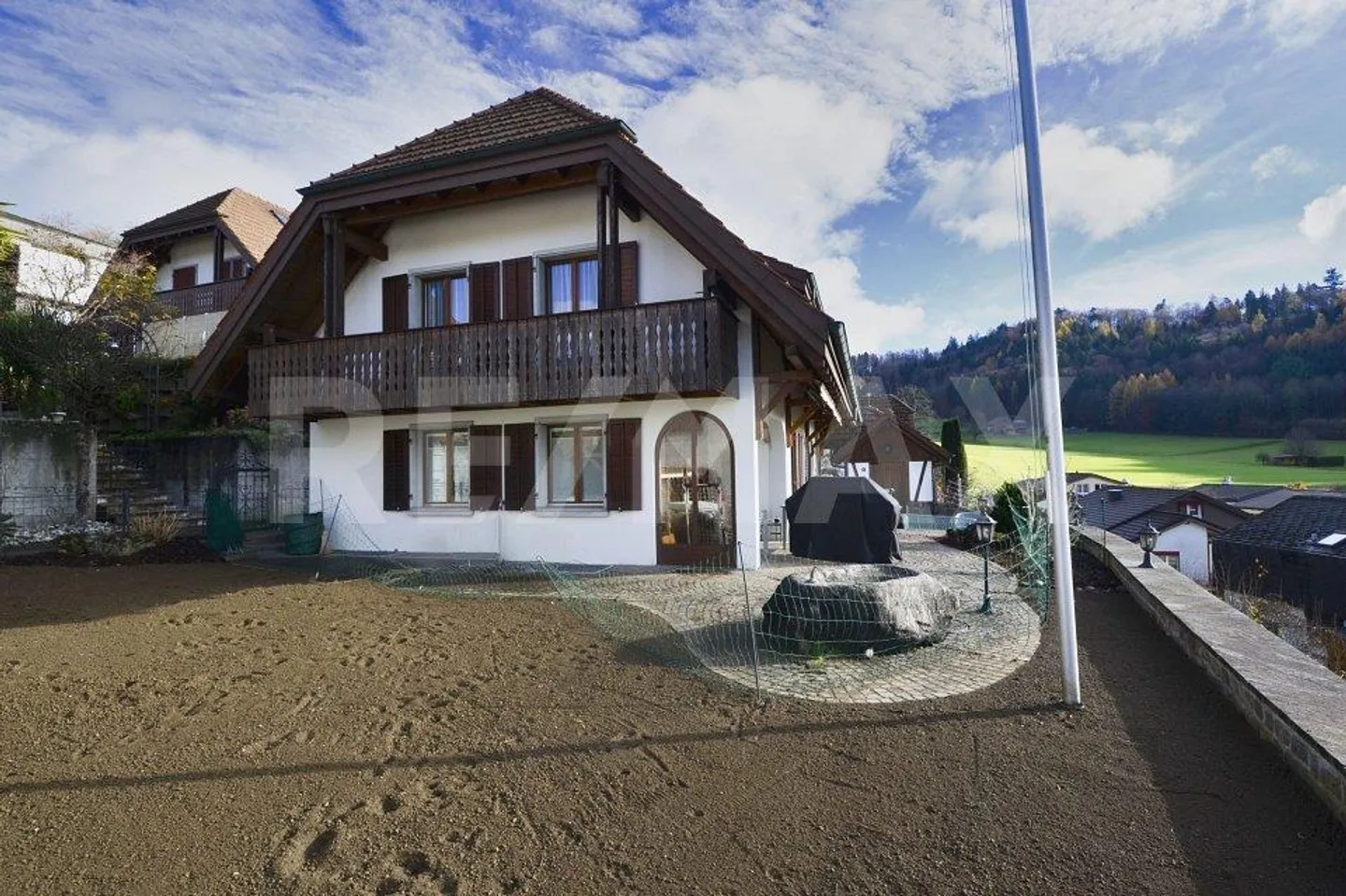 Ampia casa unifamiliare in una posizione collinare tranquilla, ideale per famiglie in cerca di qualità della vita - Foto 2 di 13