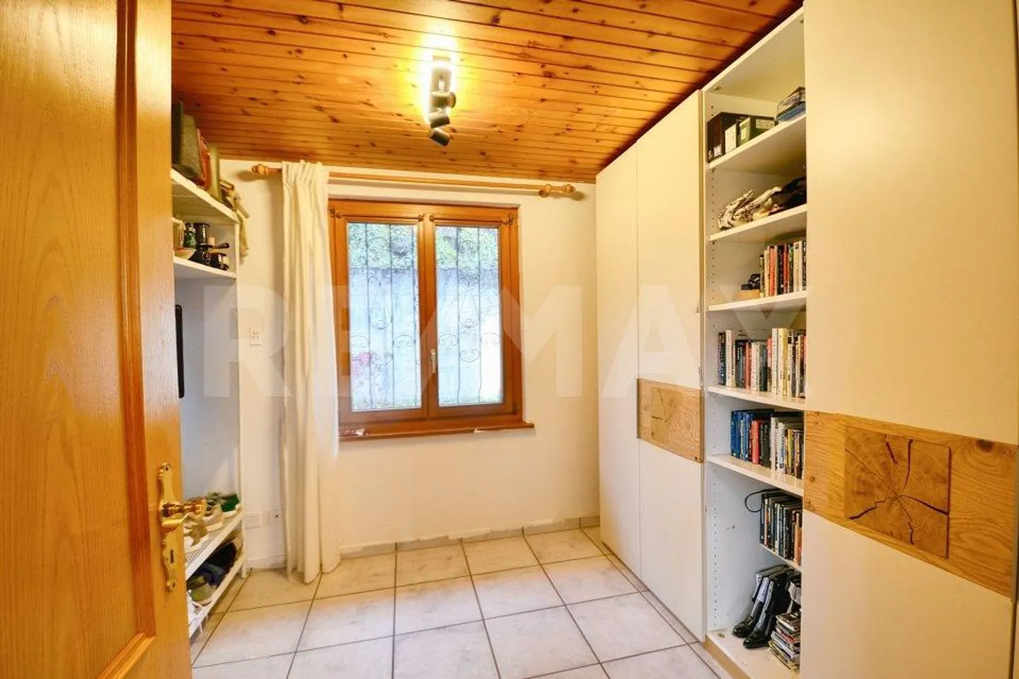 Ampia casa unifamiliare in una posizione collinare tranquilla, ideale per famiglie in cerca di qualità della vita - Foto 6 di 13