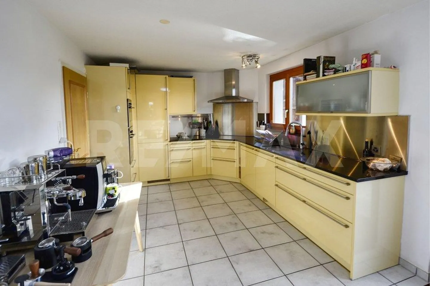 Ampia casa unifamiliare in una posizione collinare tranquilla, ideale per famiglie in cerca di qualità della vita - Foto 8 di 13