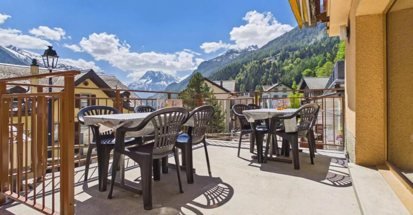 Edificio Caffè-Ristorante Le Central e Appartamento - Foto 3 di 11