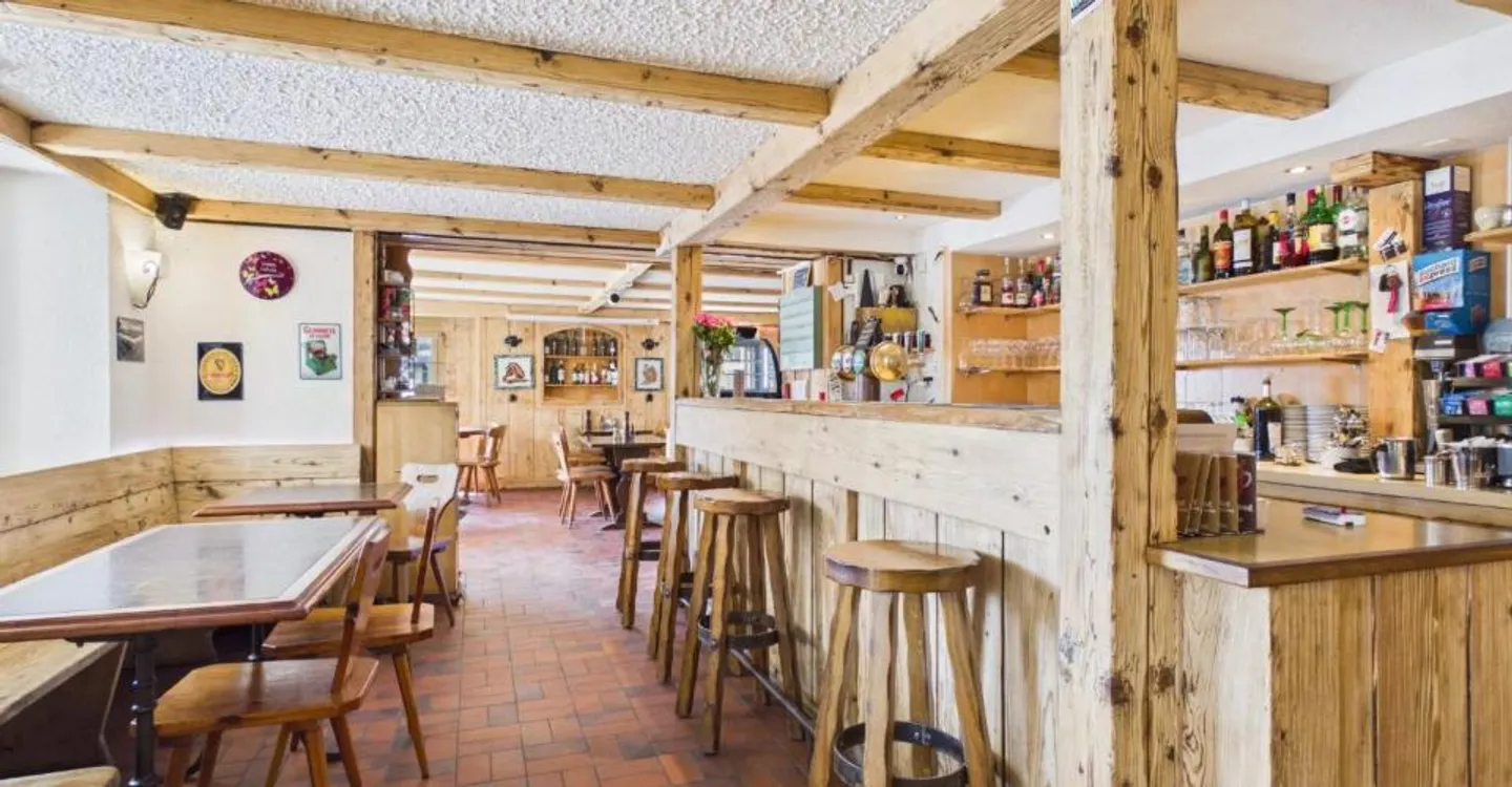 Edificio Caffè-Ristorante Le Central e Appartamento - Foto 4 di 11