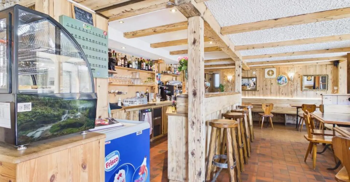 Edificio Caffè-Ristorante Le Central e Appartamento - Foto 5 di 11