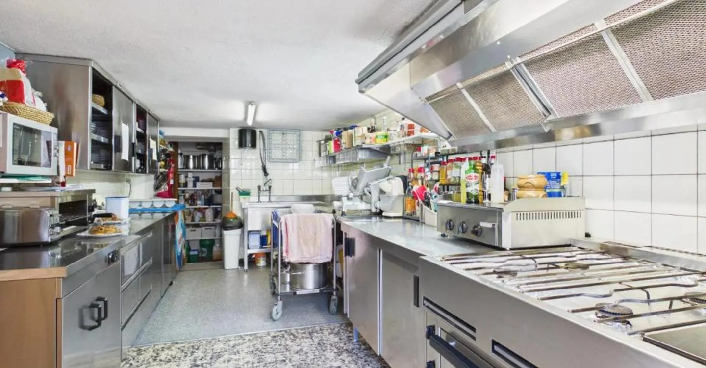 Edificio Caffè-Ristorante Le Central e Appartamento - Foto 6 di 11