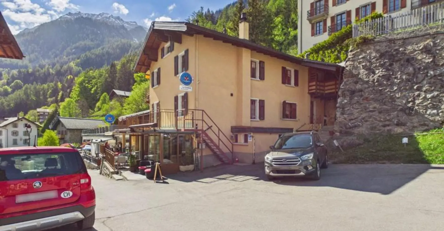 Edificio Caffè-Ristorante Le Central e Appartamento - Foto 1 di 11
