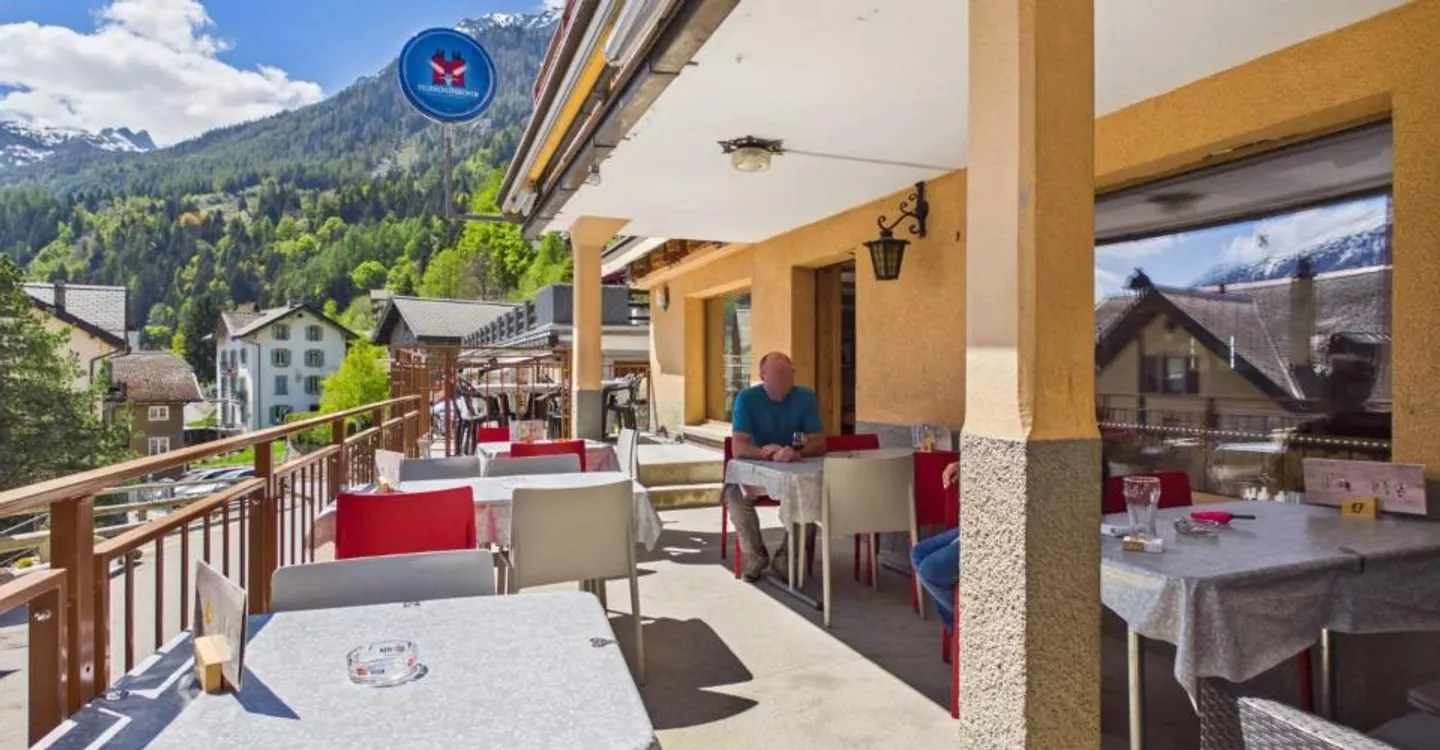 Edificio Caffè-Ristorante Le Central e Appartamento - Foto 2 di 11