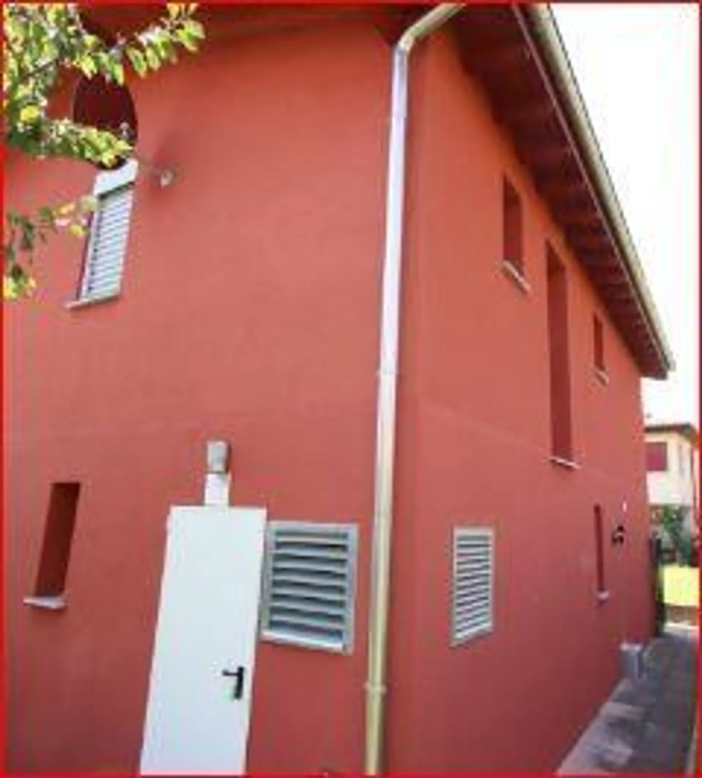 Semi-Detached House - Photo 2 of 13