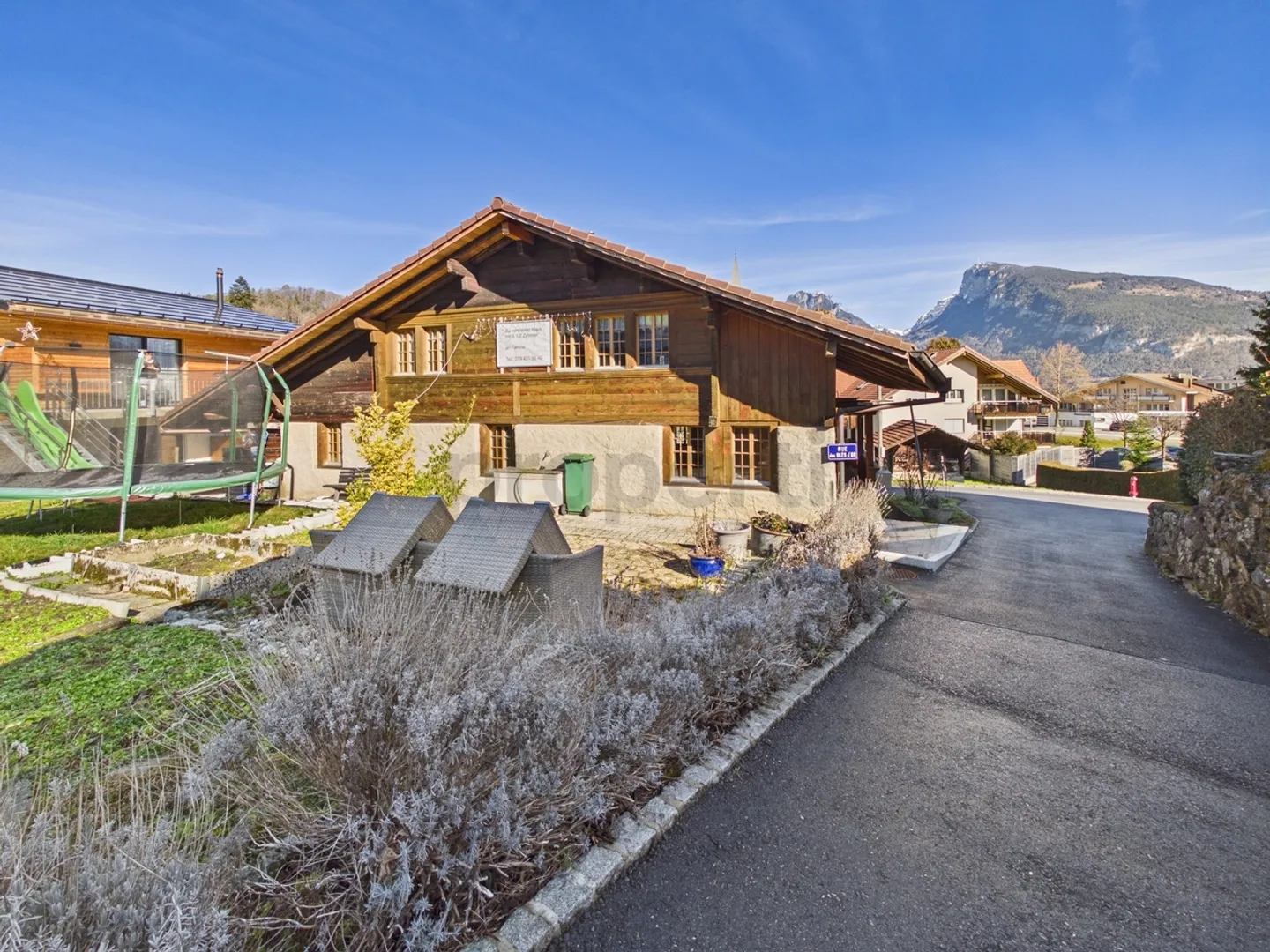 Charming 5.5-room detached house with balcony in Faulensee - Photo 1 of 13