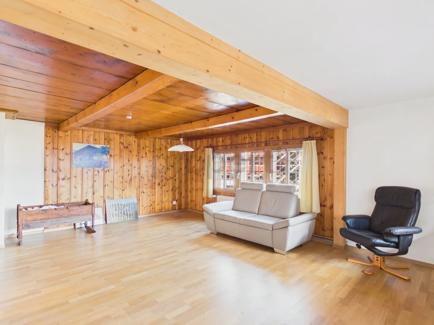 Charming 5.5-room detached house with balcony in Faulensee - Photo 2 of 13