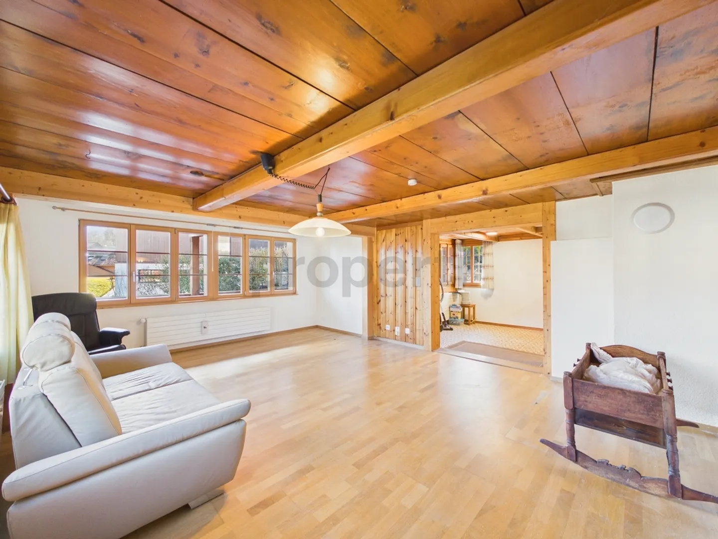 Charming 5.5-room detached house with balcony in Faulensee - Photo 4 of 13