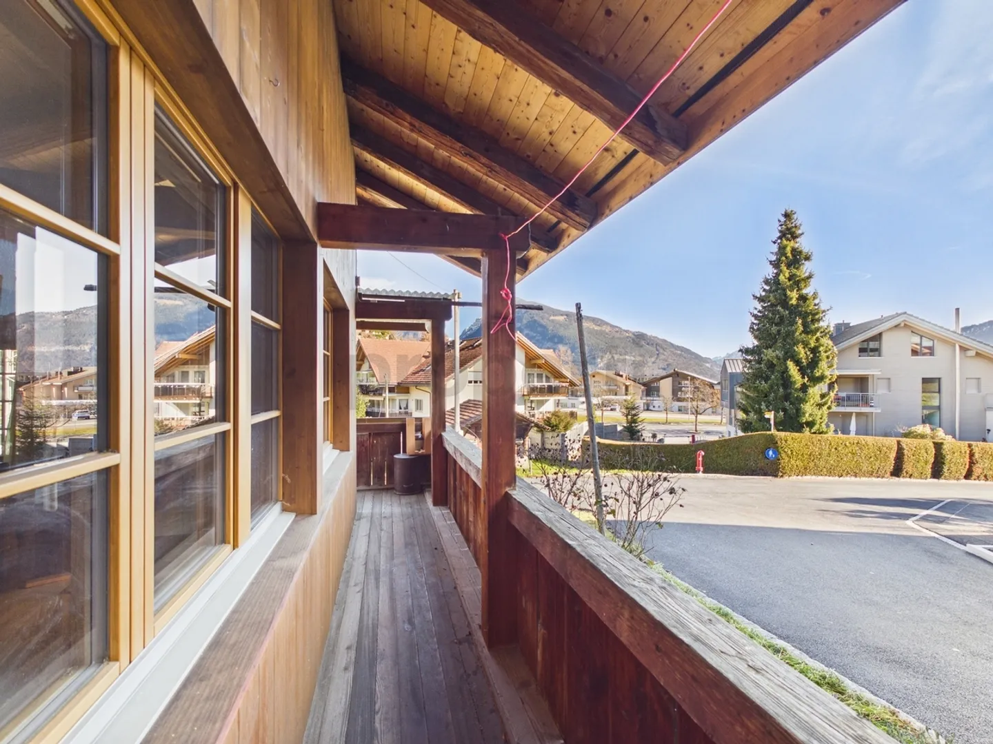 Charming 5.5-room detached house with balcony in Faulensee - Photo 5 of 13