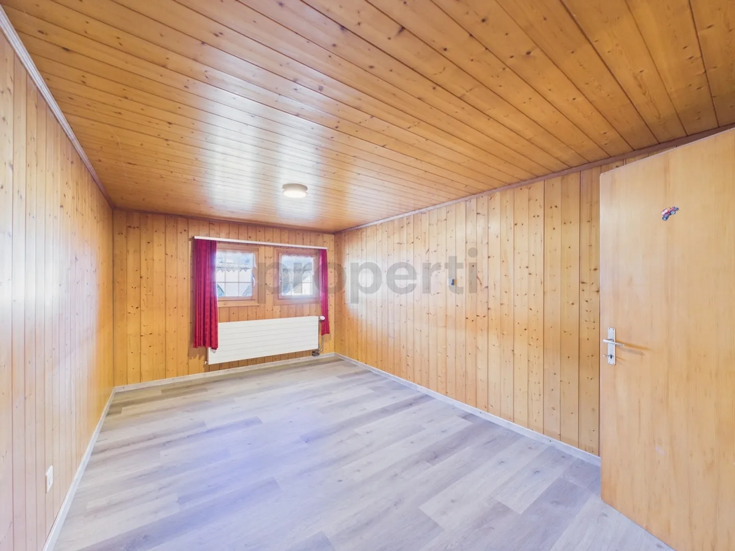 Charming 5.5-room detached house with balcony in Faulensee - Photo 10 of 13