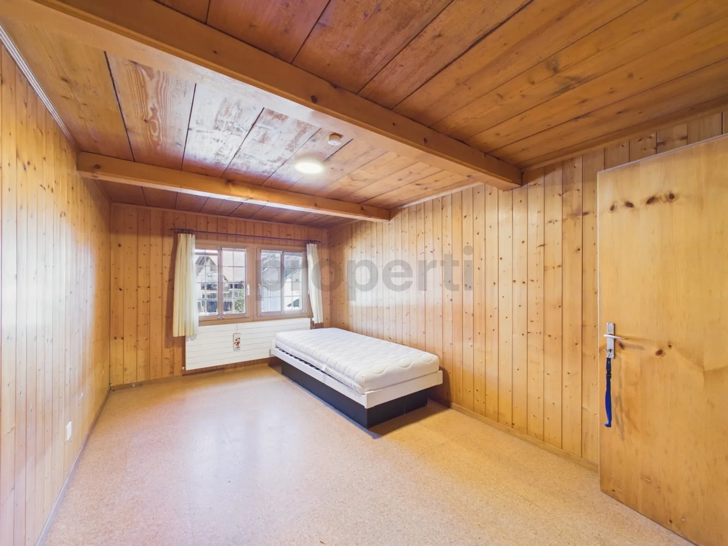 Charming 5.5-room detached house with balcony in Faulensee - Photo 11 of 13