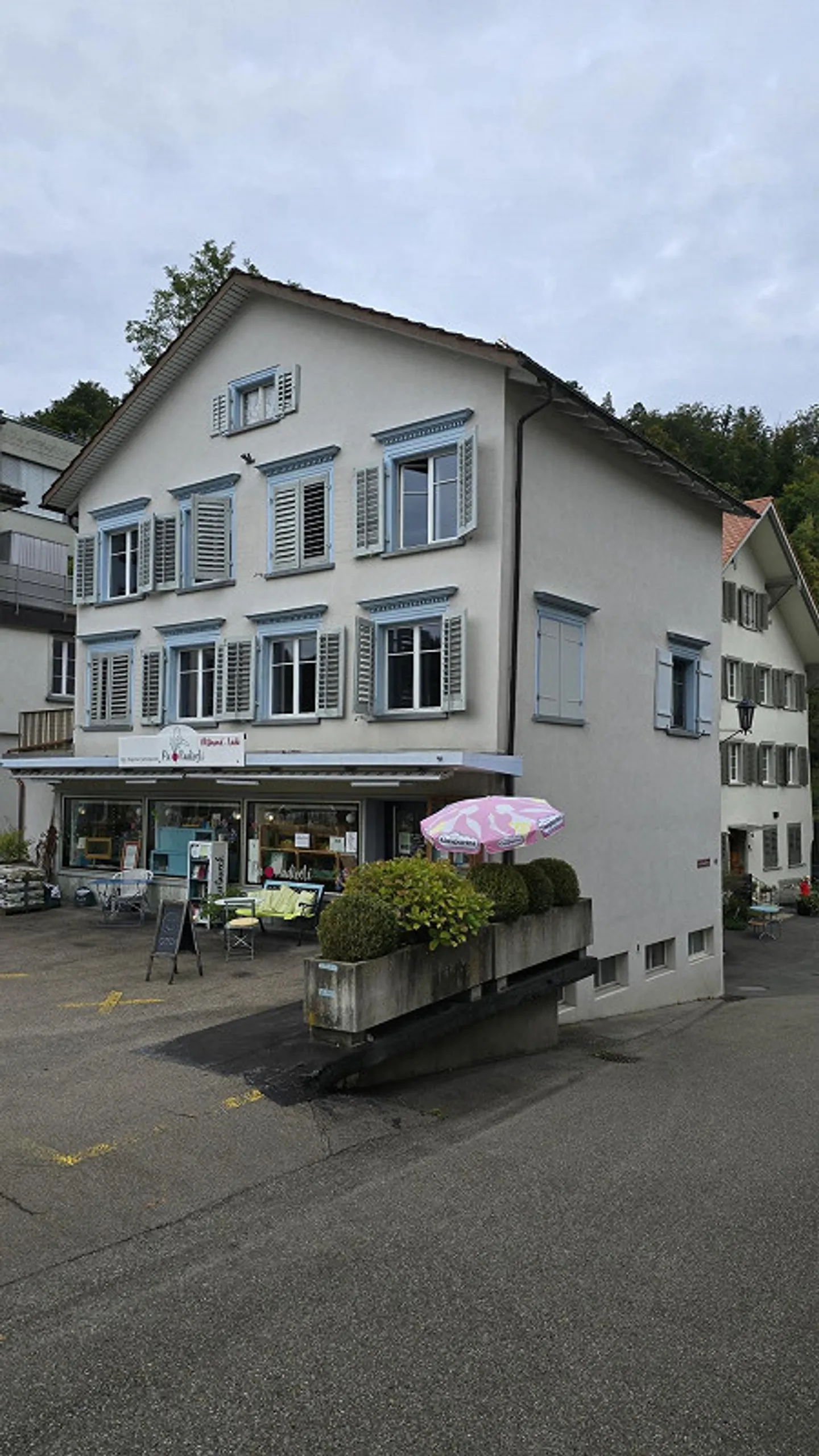 Mehrfamilienhaus mit Umbaupotential - Photo 1 sur 17