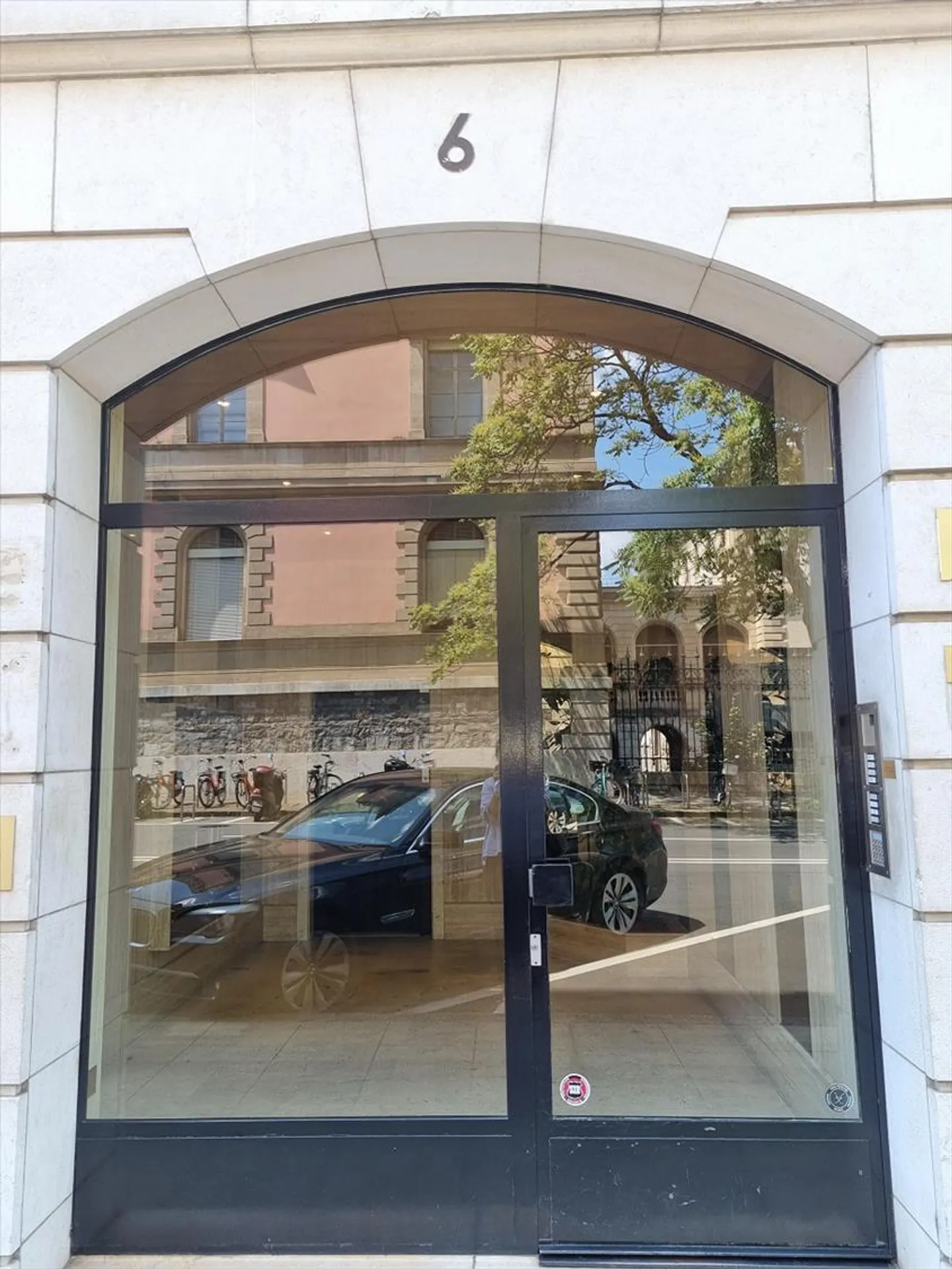 Posizione privilegiata per questa superficie di 244 m2 - Foto 2 di 10