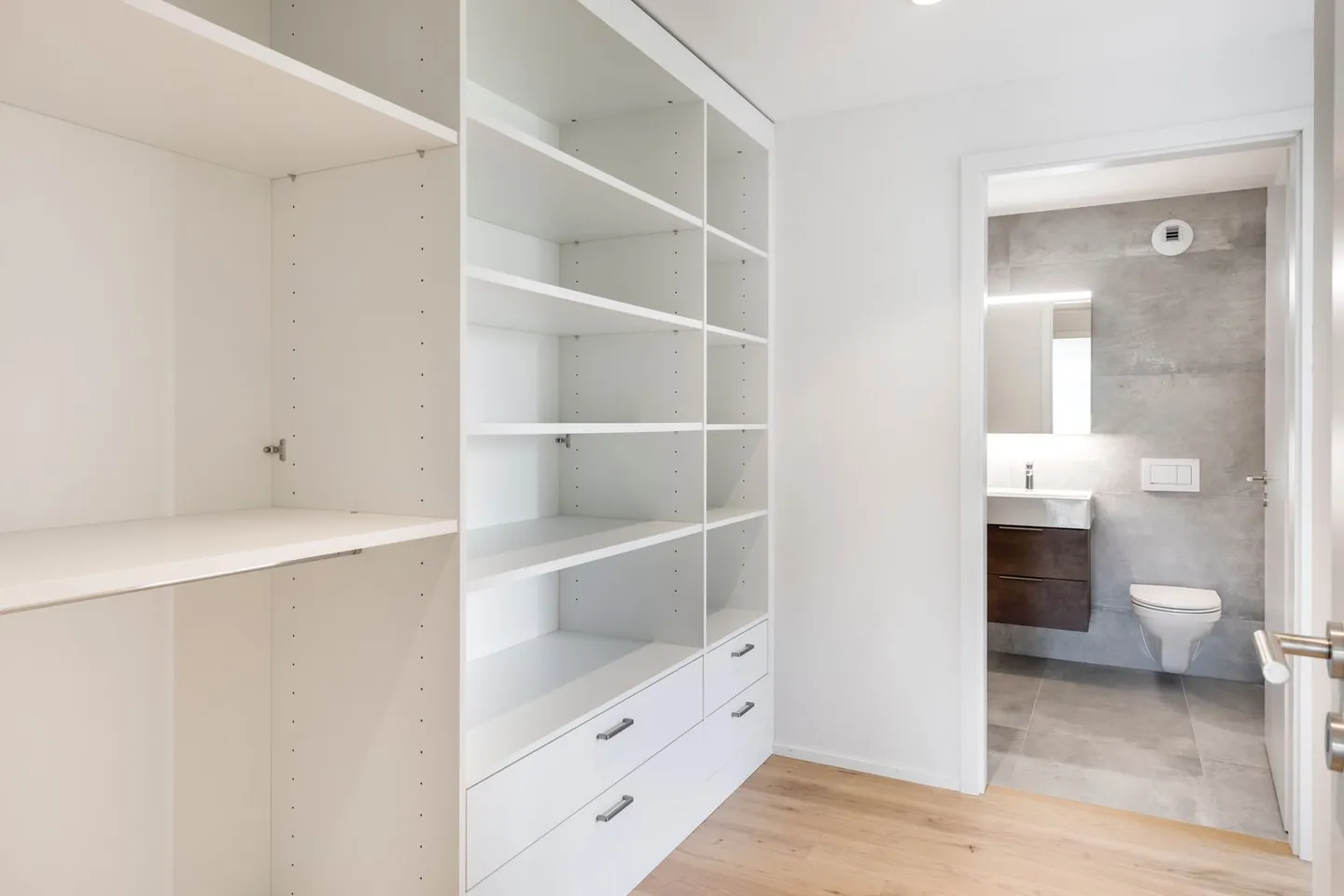 Beautiful bright 4.5-room apartment with a view and storage room - Photo 6 of 8