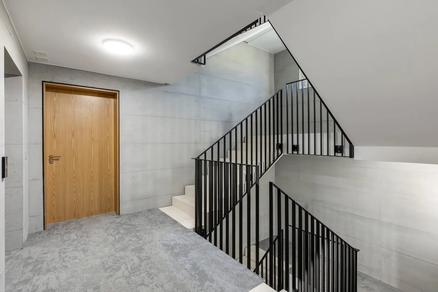 Beautiful bright 4.5-room apartment with a view and storage room - Photo 8 of 8