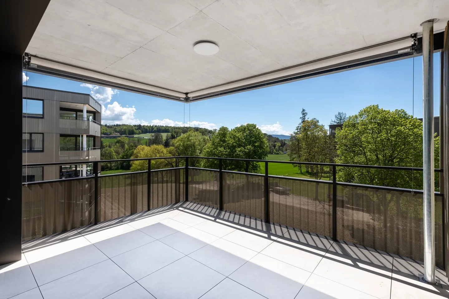 Beautiful bright 4.5-room apartment with a view and storage room - Photo 4 of 8