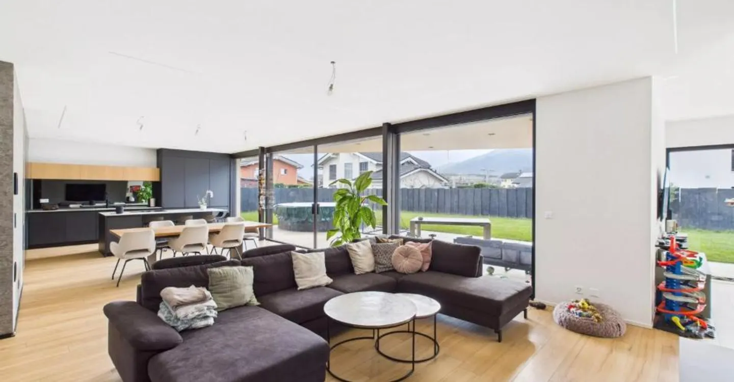 Exceptional Contemporary Villa - Photo 2 of 4