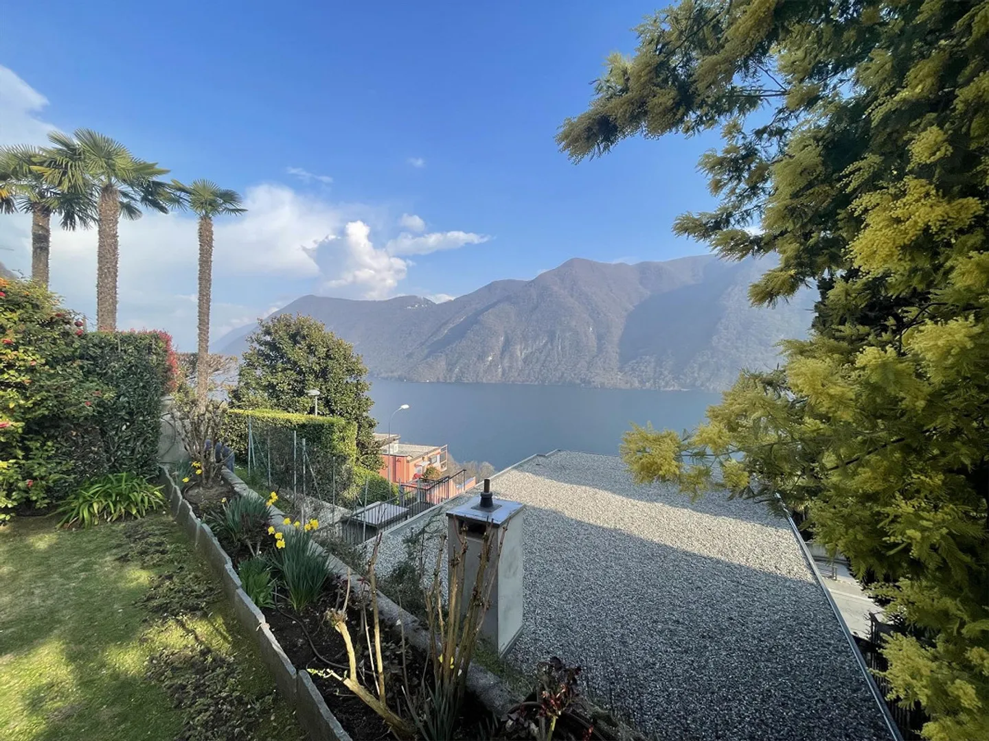 UNMISSABLE 3.5 APARTMENT WITH LAKE VIEW IN CASTAGNOLA - Photo 2 of 13