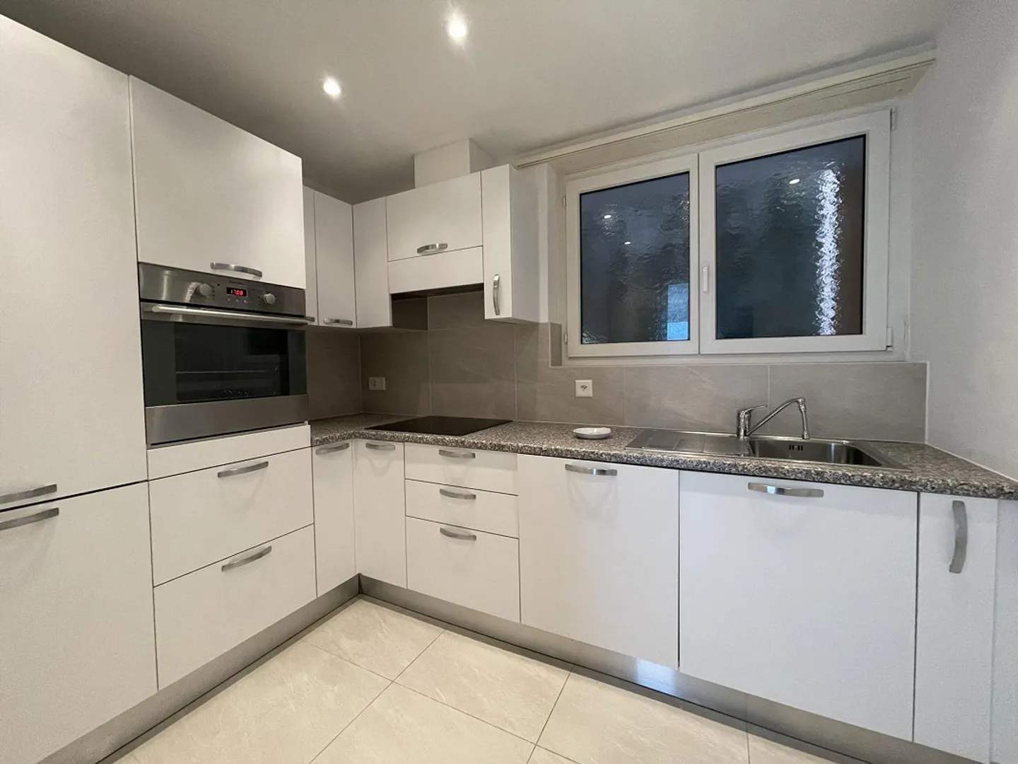 UNMISSABLE 3.5 APARTMENT WITH LAKE VIEW IN CASTAGNOLA - Photo 8 of 13