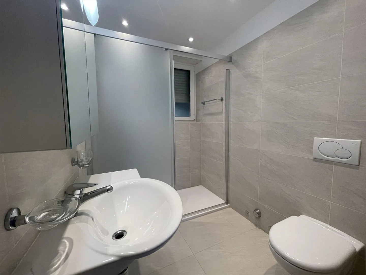 UNMISSABLE 3.5 APARTMENT WITH LAKE VIEW IN CASTAGNOLA - Photo 9 of 13