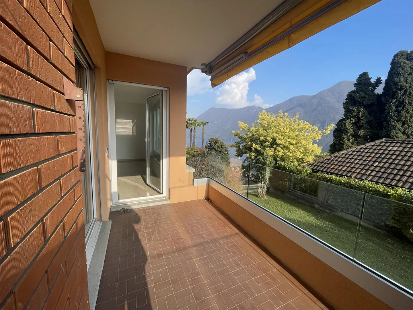 UNMISSABLE 3.5 APARTMENT WITH LAKE VIEW IN CASTAGNOLA - Photo 11 of 13