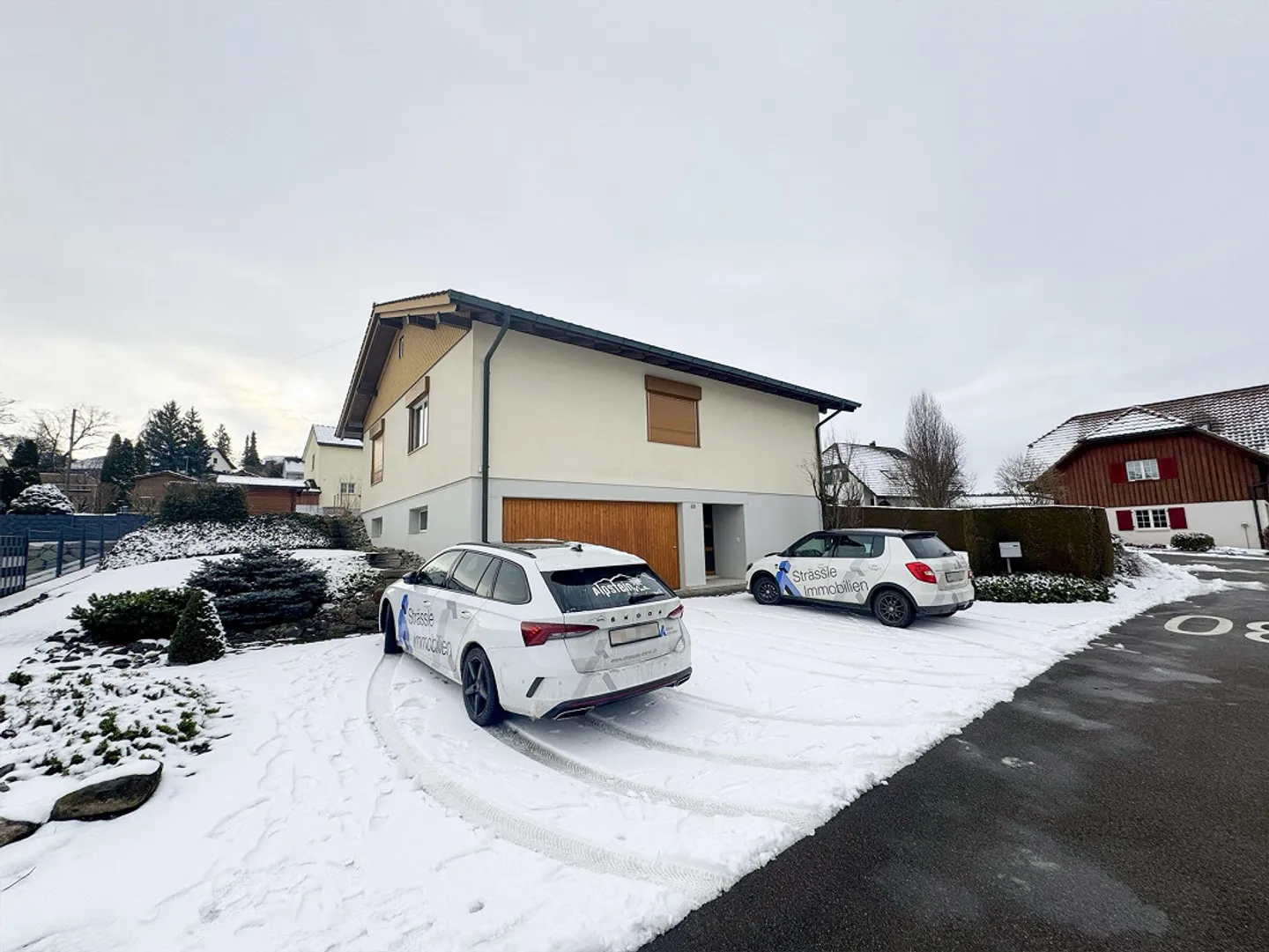 5 ½ - Room Single Family House with Double Garage and Surroundings - Photo 2 of 15