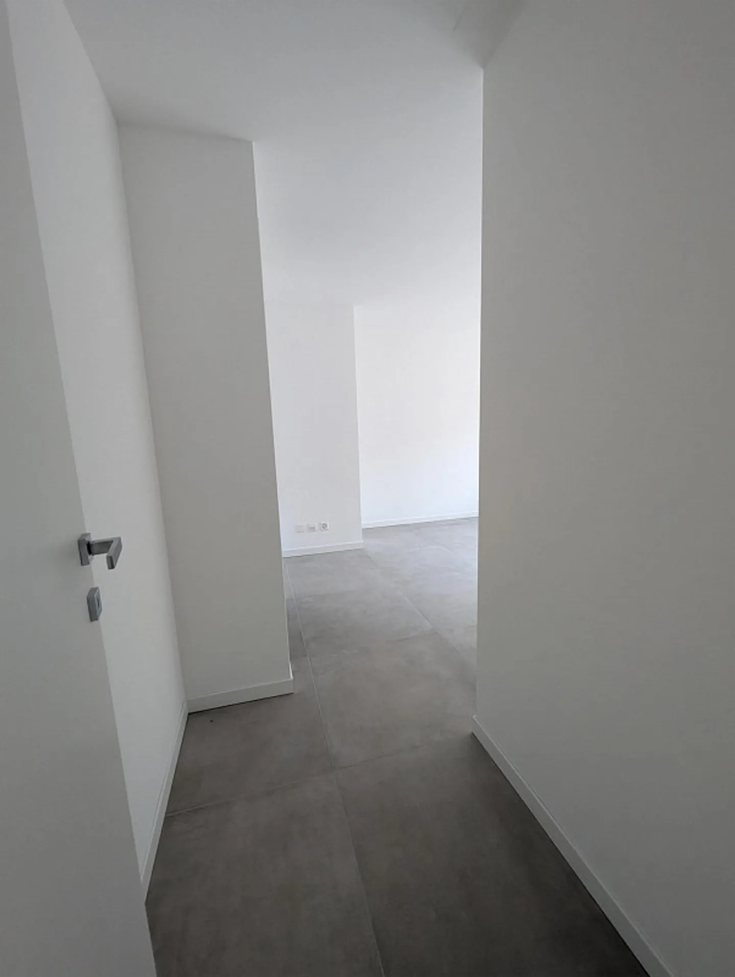 MERAVIGLIOSAMENTE ELEGANTE E MODERNO - Foto 10 di 13