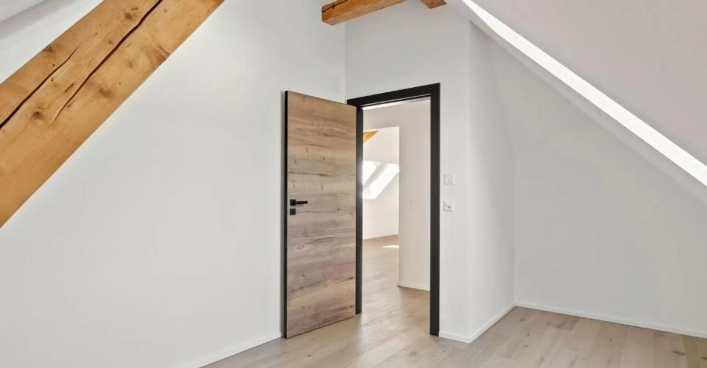 Courtelary, beautiful penthouse apartment of 4.5 rooms with elevator - Photo 9 of 11