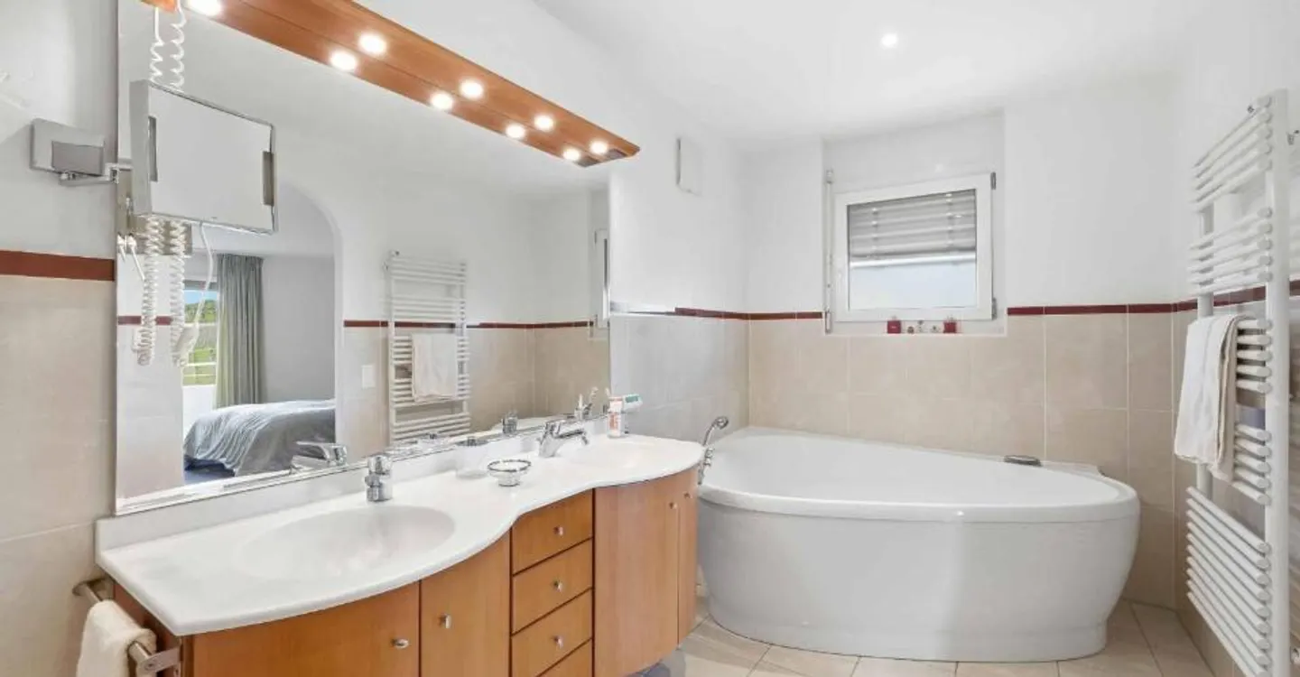 Large apartment in total calm, with a view! - Photo 10 of 12