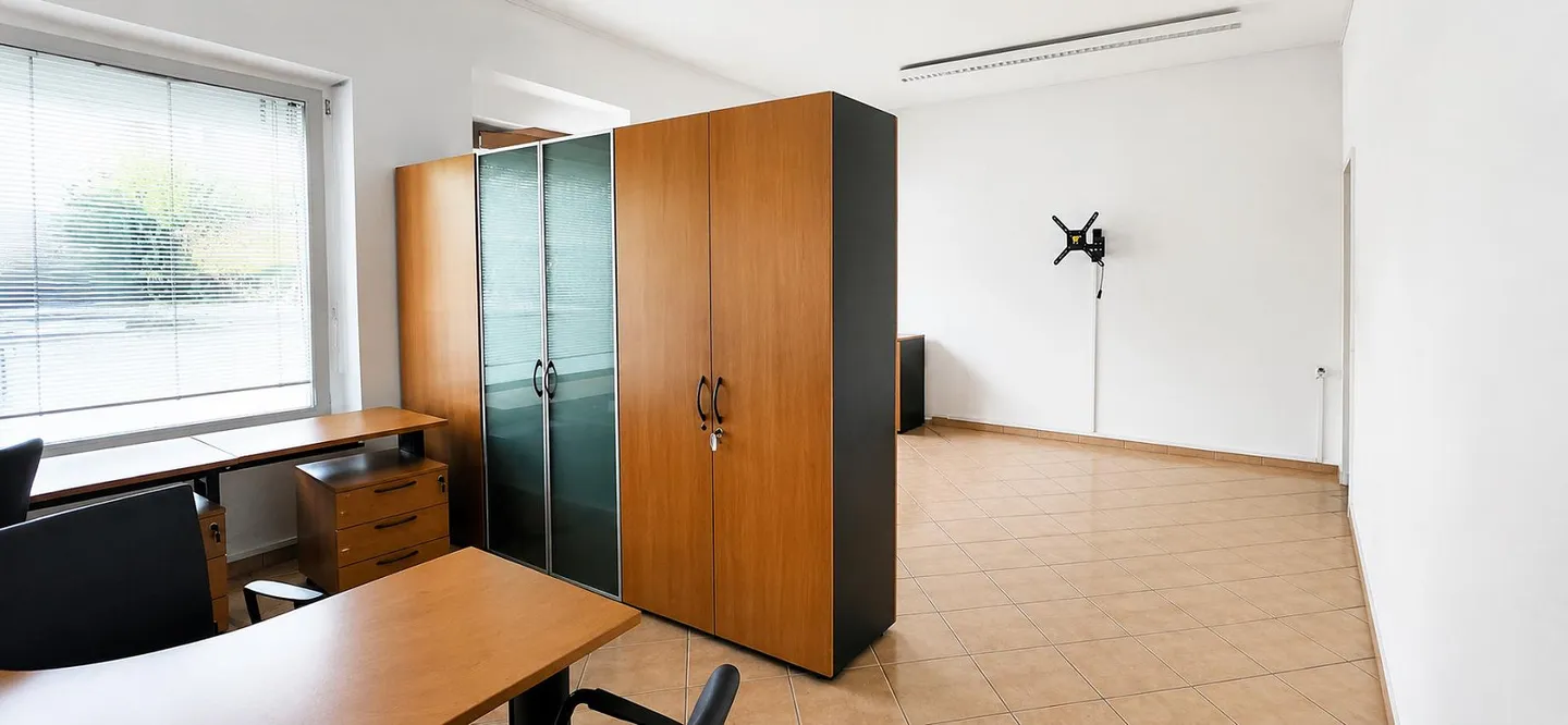 BREGANZONA: COMFORTABLE OFFICE/STORE WITH WINDOWS AND 2 PARKING SPACES - Photo 1 of 8