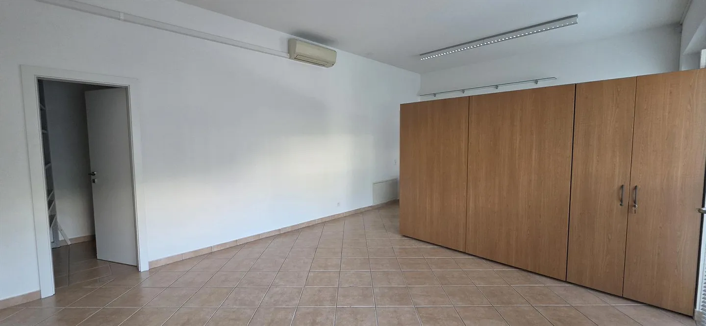 BREGANZONA: COMFORTABLE OFFICE/STORE WITH WINDOWS AND 2 PARKING SPACES - Photo 4 of 8