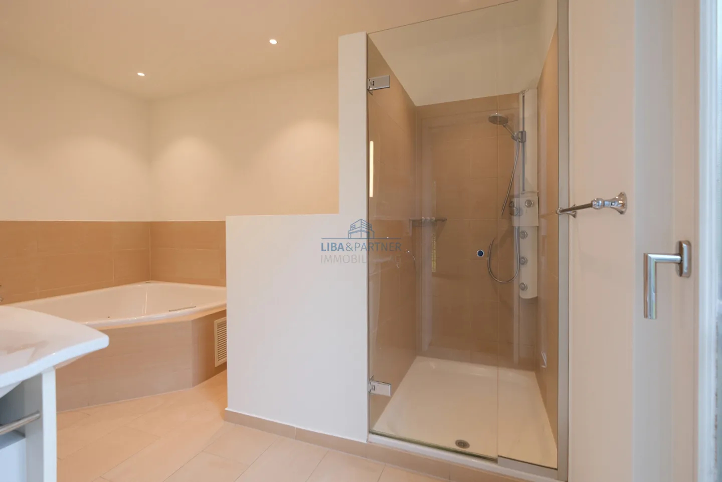 Vivere sopra i tetti di Binningen – lussuosa maisonette in attico - Foto 14 di 14