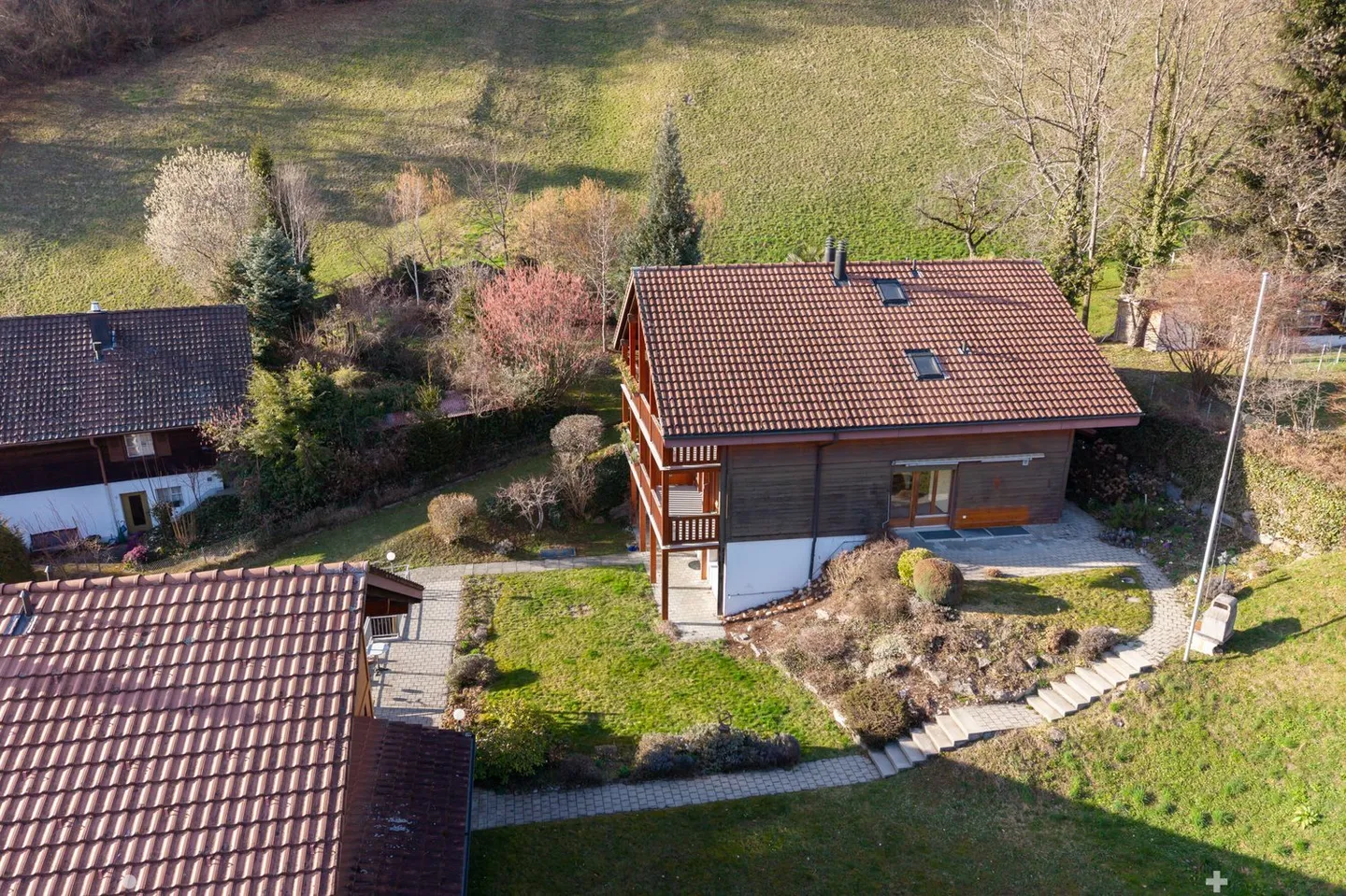 Sunny Living Between Lake and Alps - 4.5-Room Semi-Detached House in Sundlauenen - Photo 2 of 30