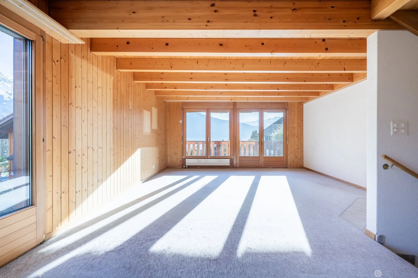 Sunny Living Between Lake and Alps - 4.5-Room Semi-Detached House in Sundlauenen - Photo 5 of 30