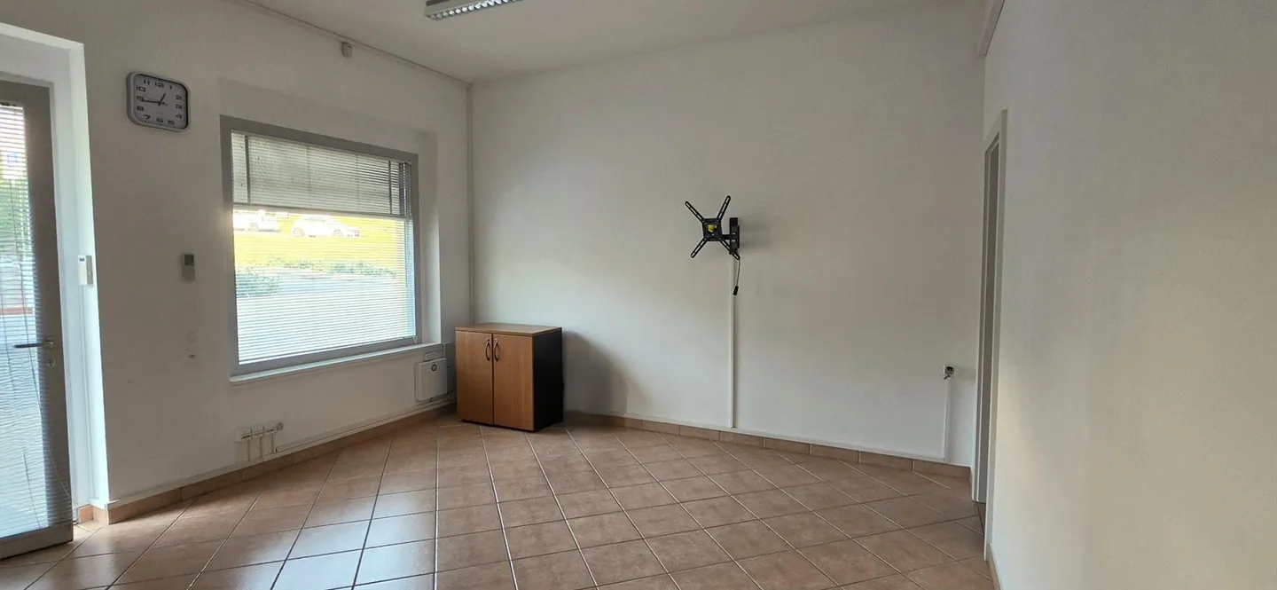 BREGANZONA: COMFORTABLE OFFICE/STORE WITH WINDOWS AND 2 PARKING SPACES - Photo 5 of 8