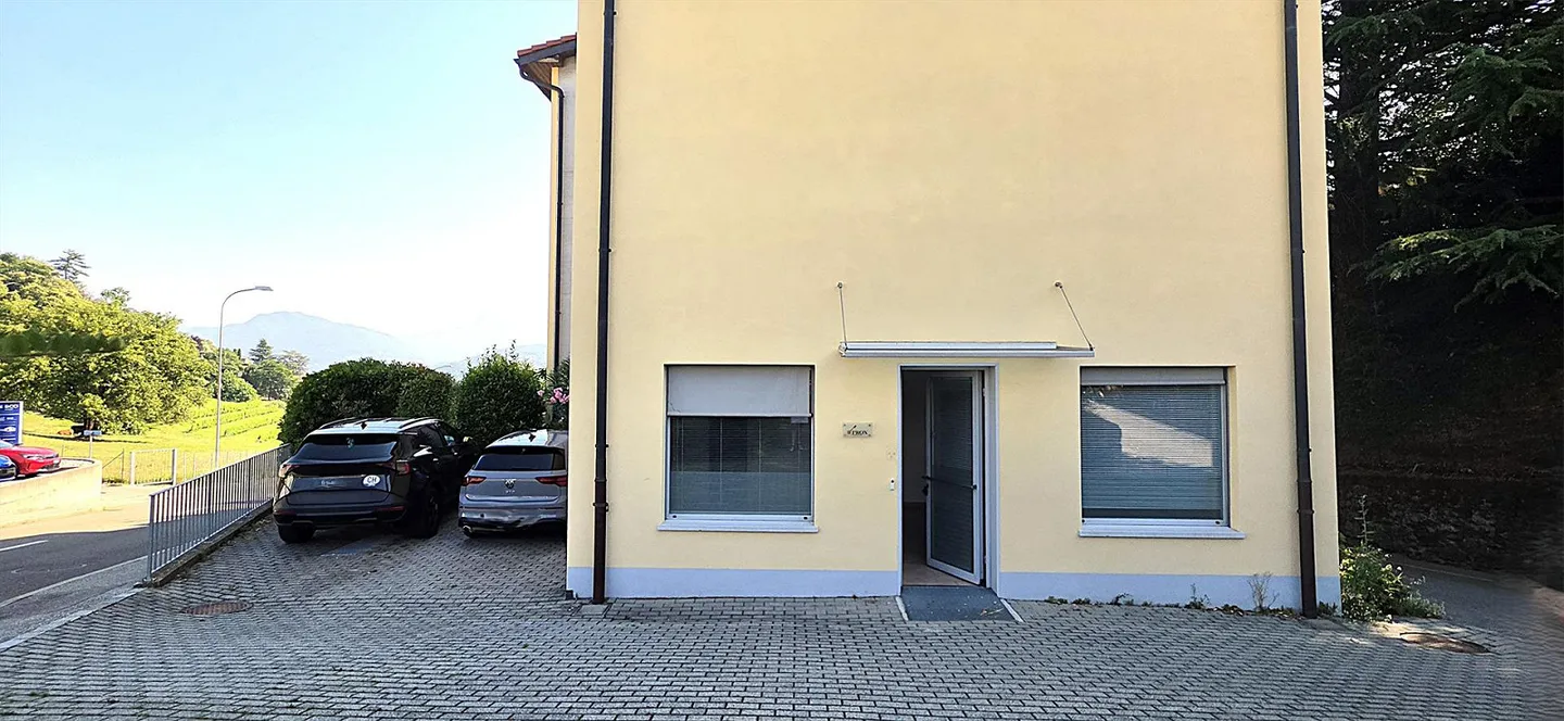 BREGANZONA: COMFORTABLE OFFICE/STORE WITH WINDOWS AND 2 PARKING SPACES - Photo 7 of 8
